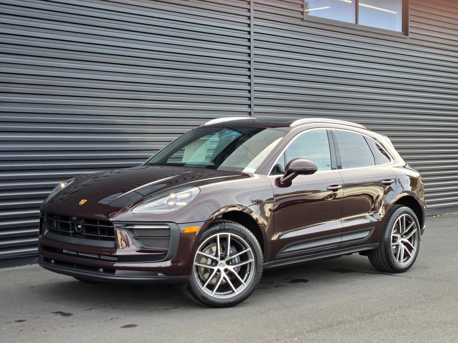 2026 Porsche Macan Base — full photo 1 of 27