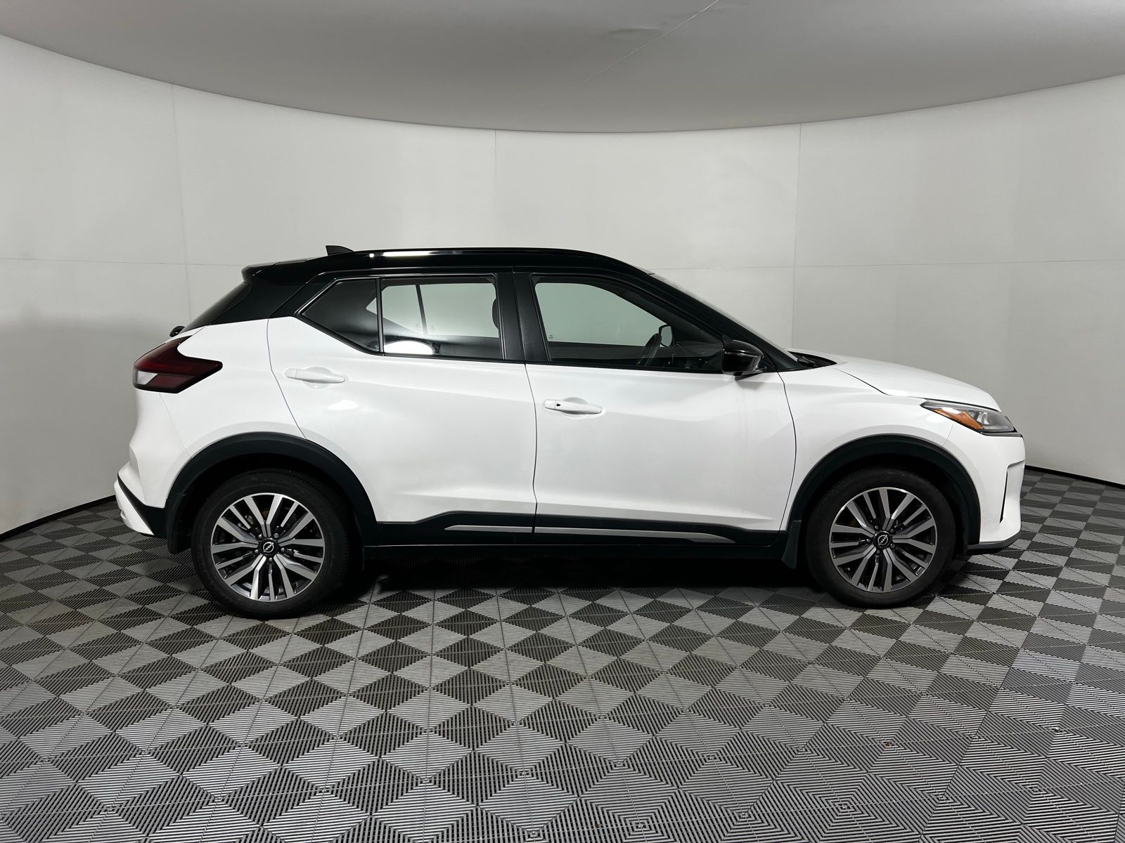 Thumbnail: 2023 Nissan Kicks - 4