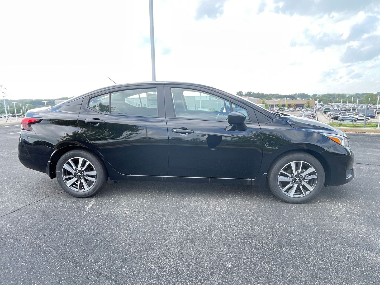 2024 Nissan Versa 1.6 S 37