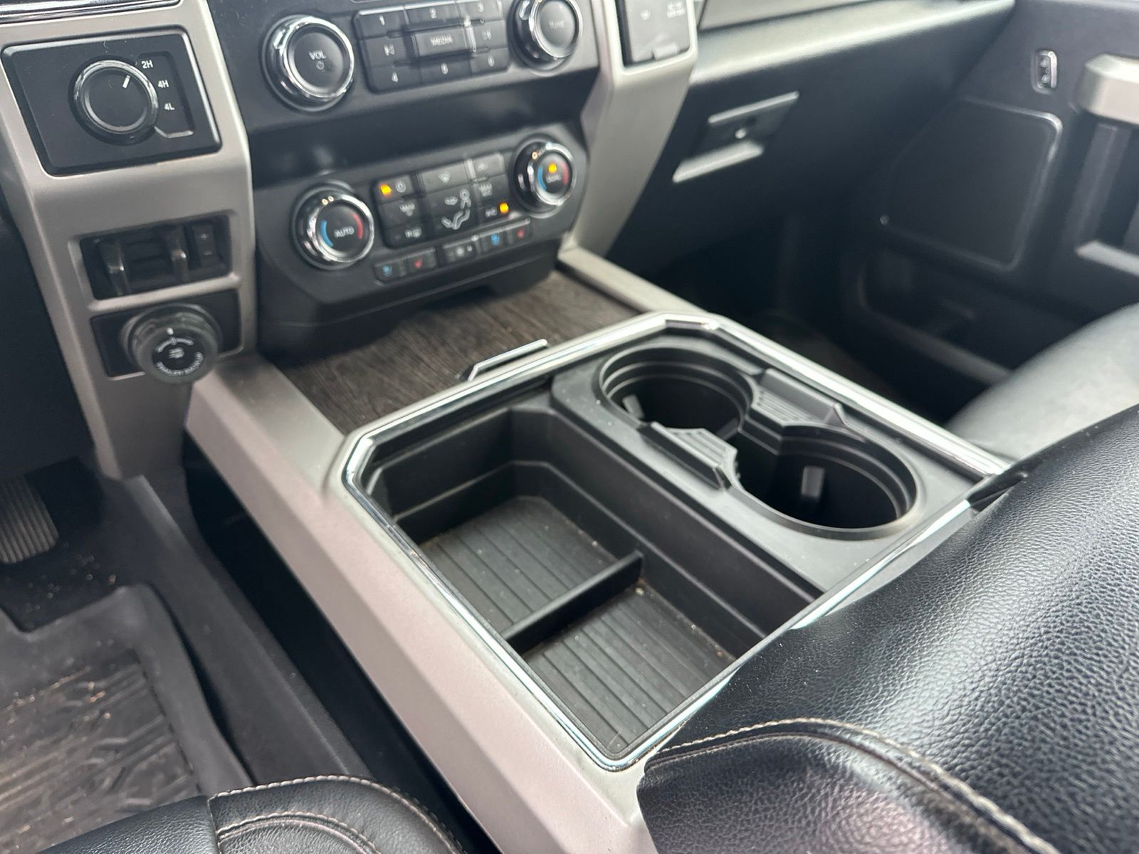Used 2020 Magnetic Metallic Ford Lariat image 17