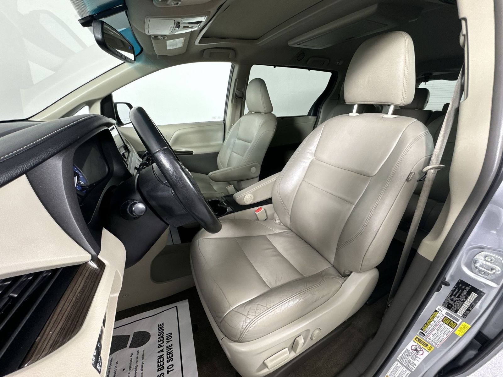 2016 Toyota Sienna Limited 18