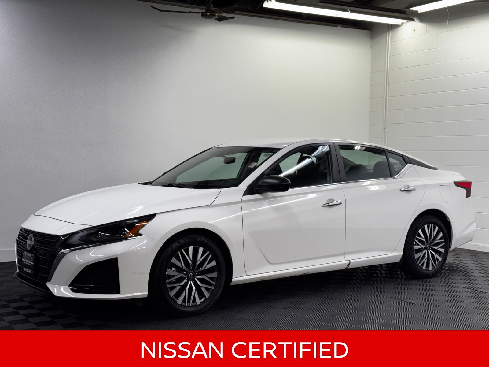 Glacier White 2025 Nissan Altima Sedan Front-Wheel Drive Continuously Variable Transmission
