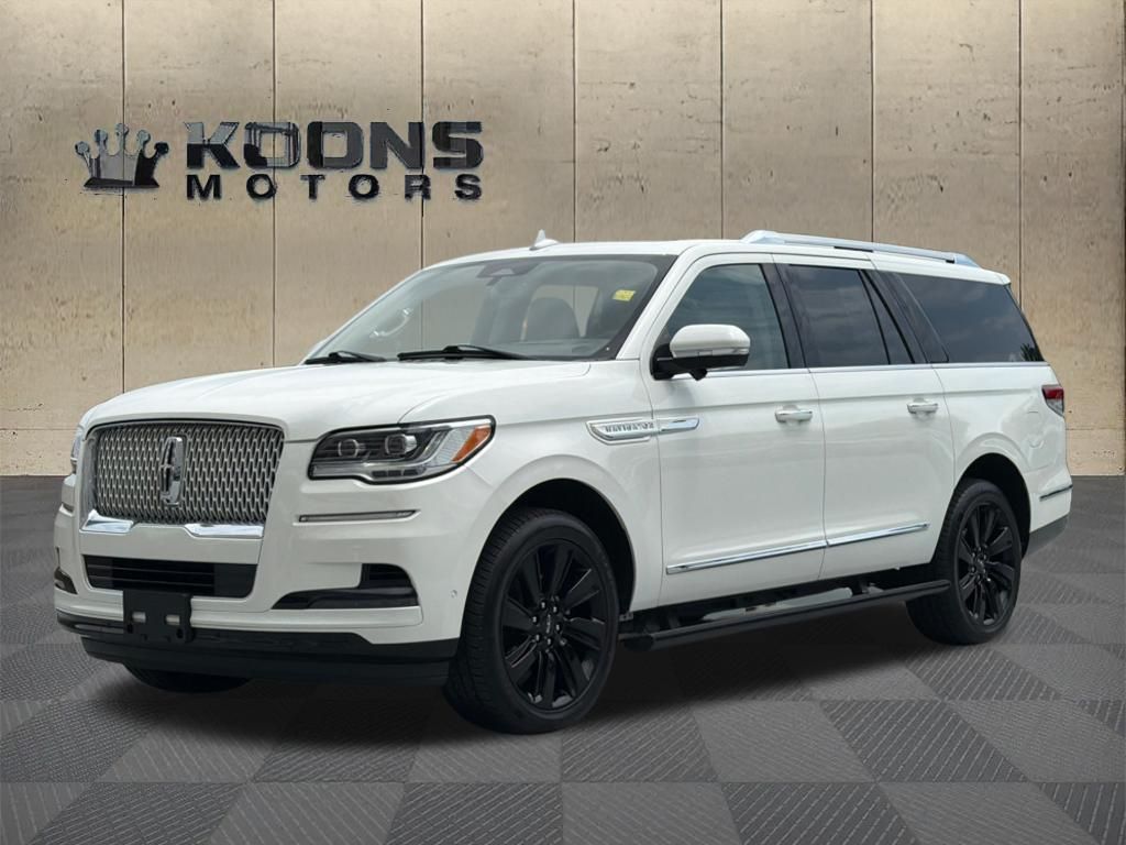 Pristine White Metallic Tri-Coat 2023 Lincoln Navigator SUV / Crossover Four-Wheel Drive Automatic