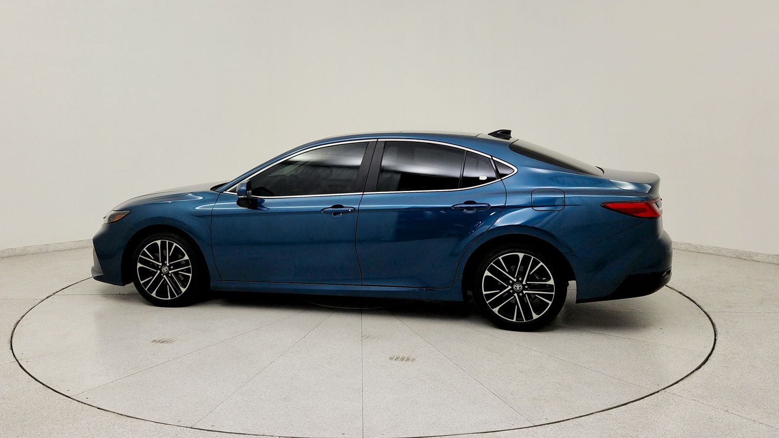 Used 2025  Toyota XLE image 4