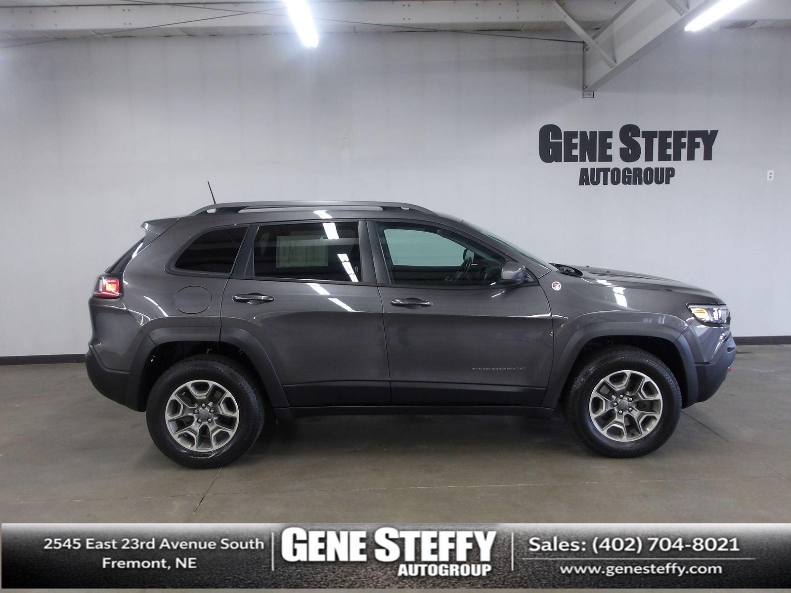 Gray (Granite Crystal Metallic Clearcoat) 2020 Jeep Cherokee Trailhawk 4WD SUV / Crossover Four-Wheel Drive 9-Speed Automatic