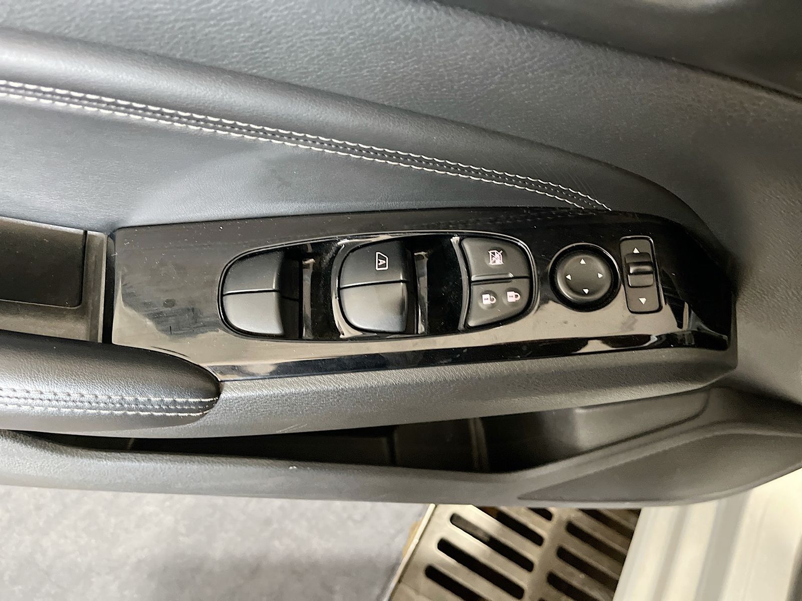 Used 2021 Silver Nissan 2.5 SV image 17