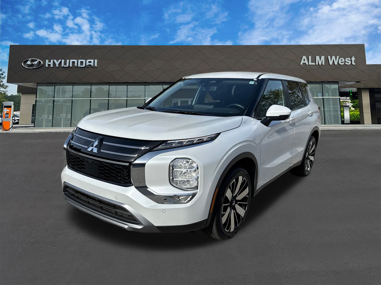 2025 Mitsubishi Outlander SE's photo