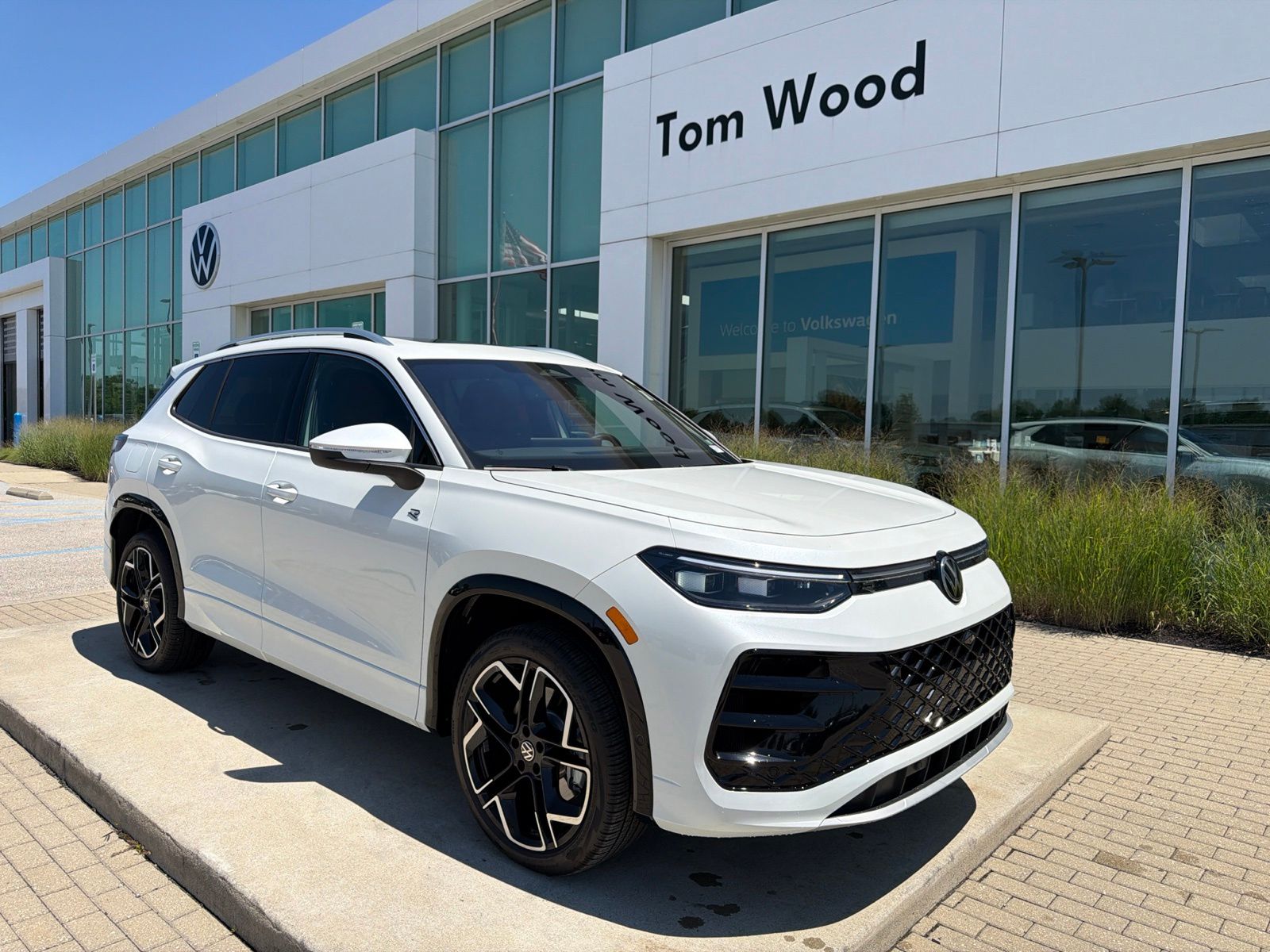 Opal White Pearl 2026 Volkswagen Tiguan SUV / Crossover All-Wheel Drive 8-Speed Automatic