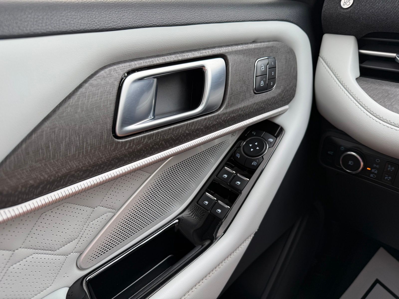 2025 Ford Explorer image 28