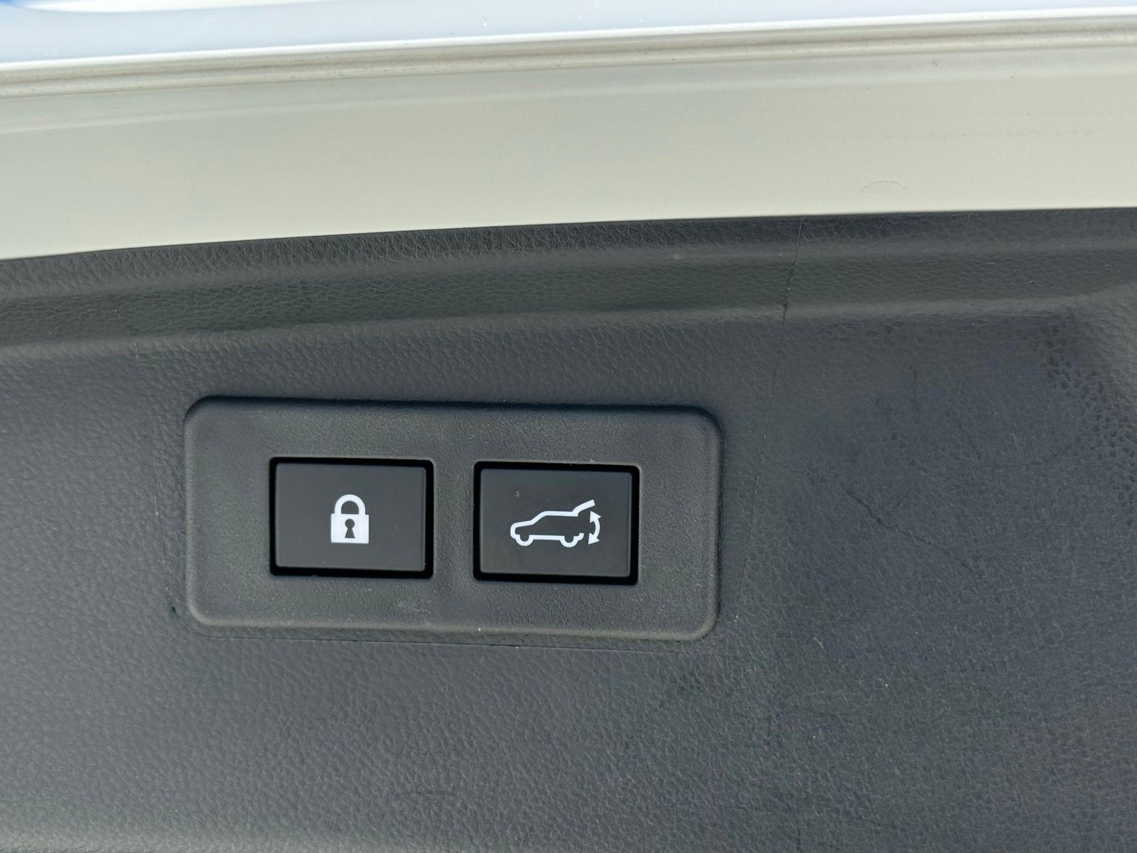 Used 2025 White Subaru Touring image 20