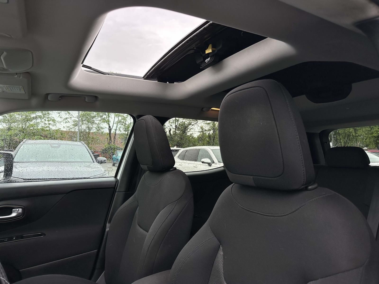 Used 2016 Silver Jeep Latitude image 9
