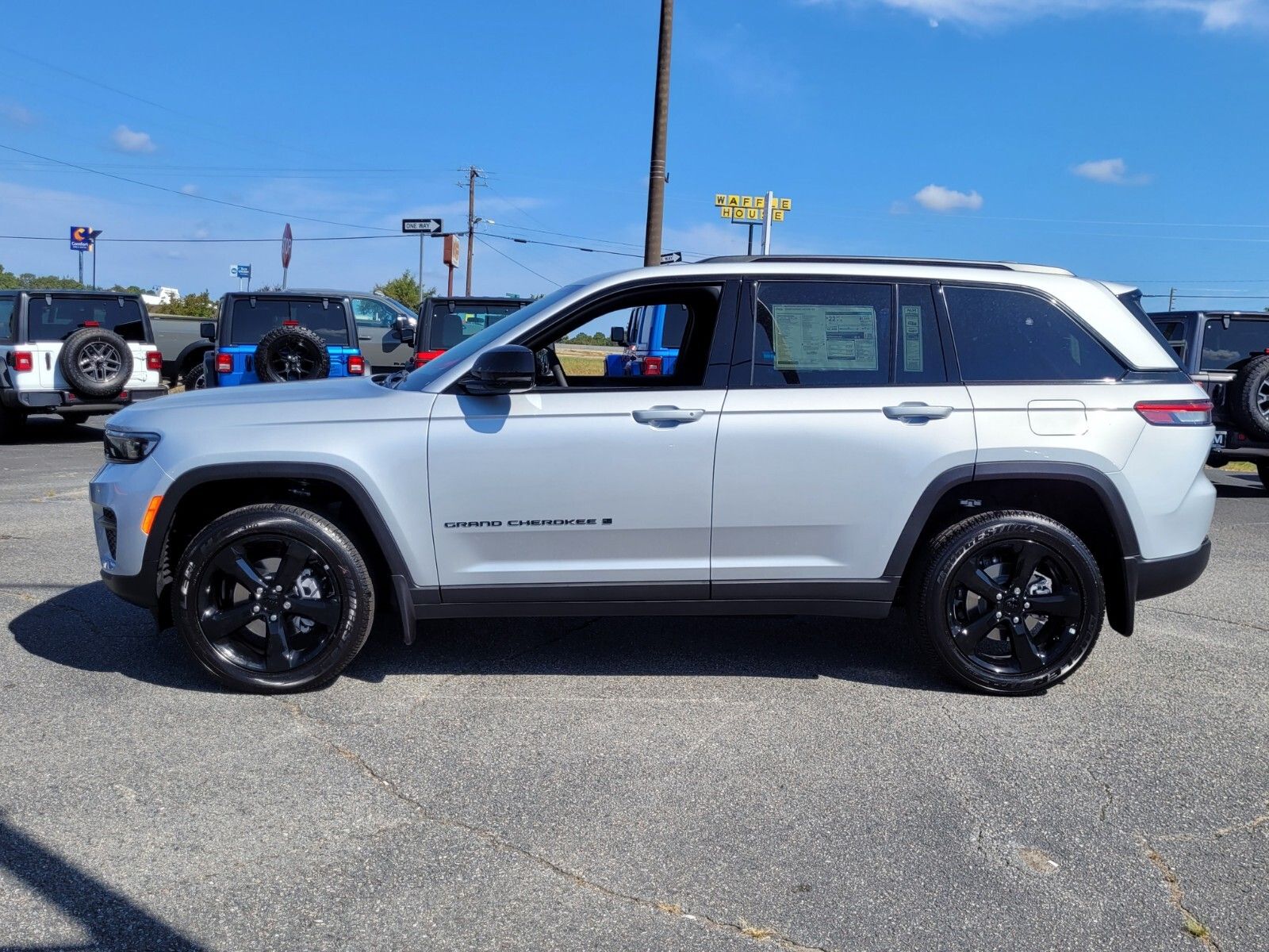 2025 Jeep Grand Cherokee Altitude X photo 2