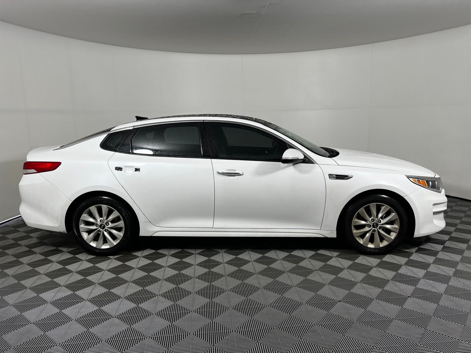 Thumbnail: 2016 Kia Optima - 4