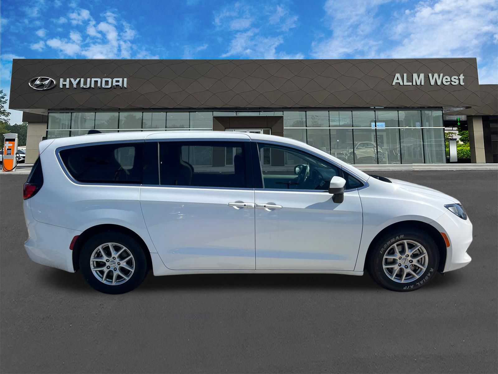 Used 2022 White Chrysler LX image 4