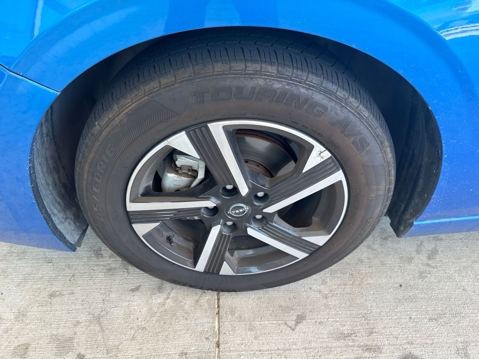 Used 2024 Blue Nissan SV image 4
