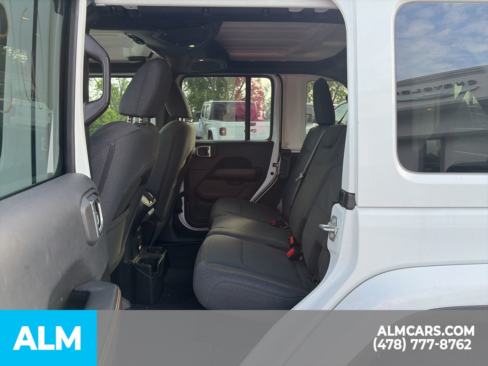 Used 2025 White Jeep Sahara image 9