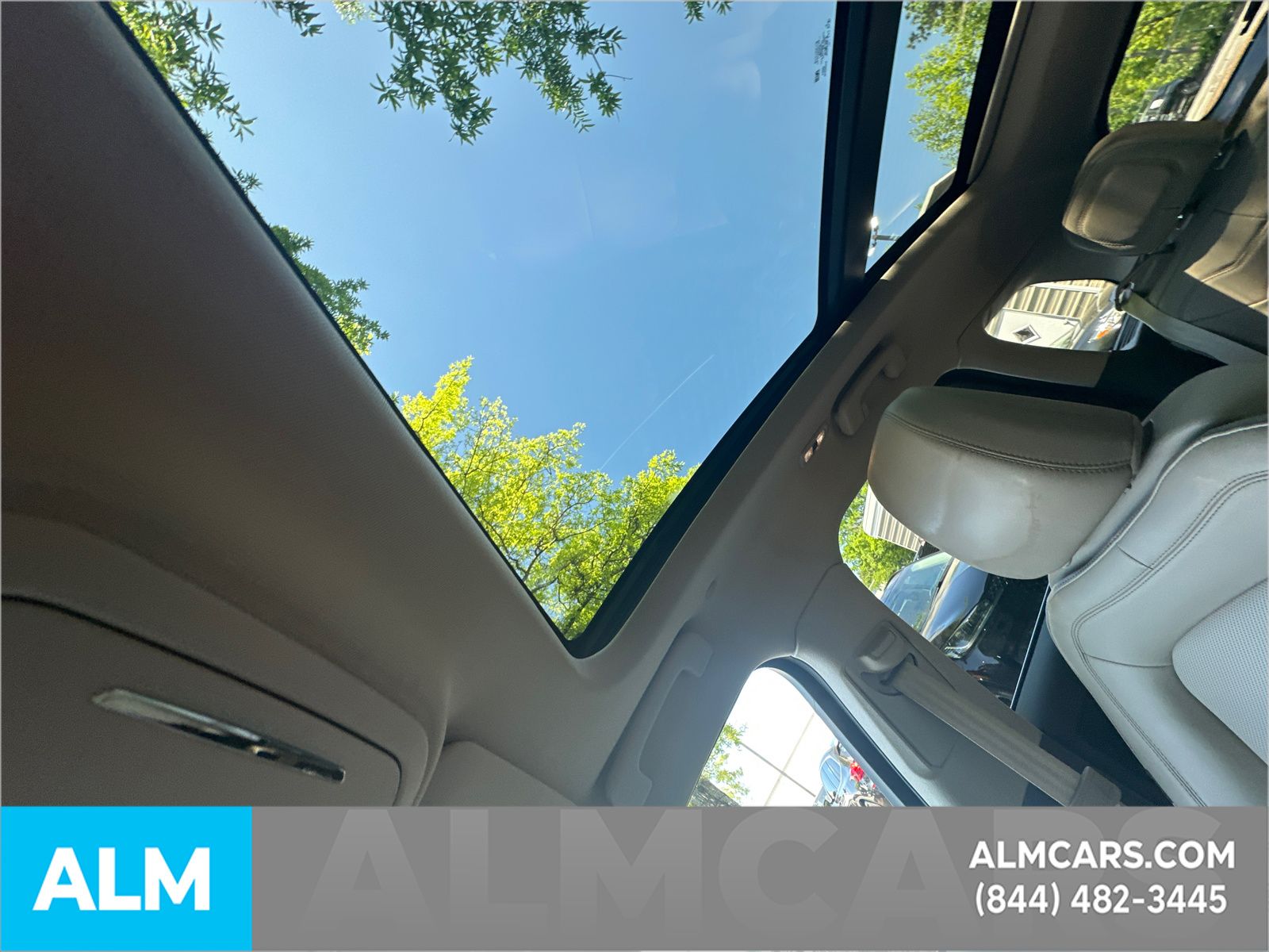 Used 2024 White Lincoln Grand Touring image 31
