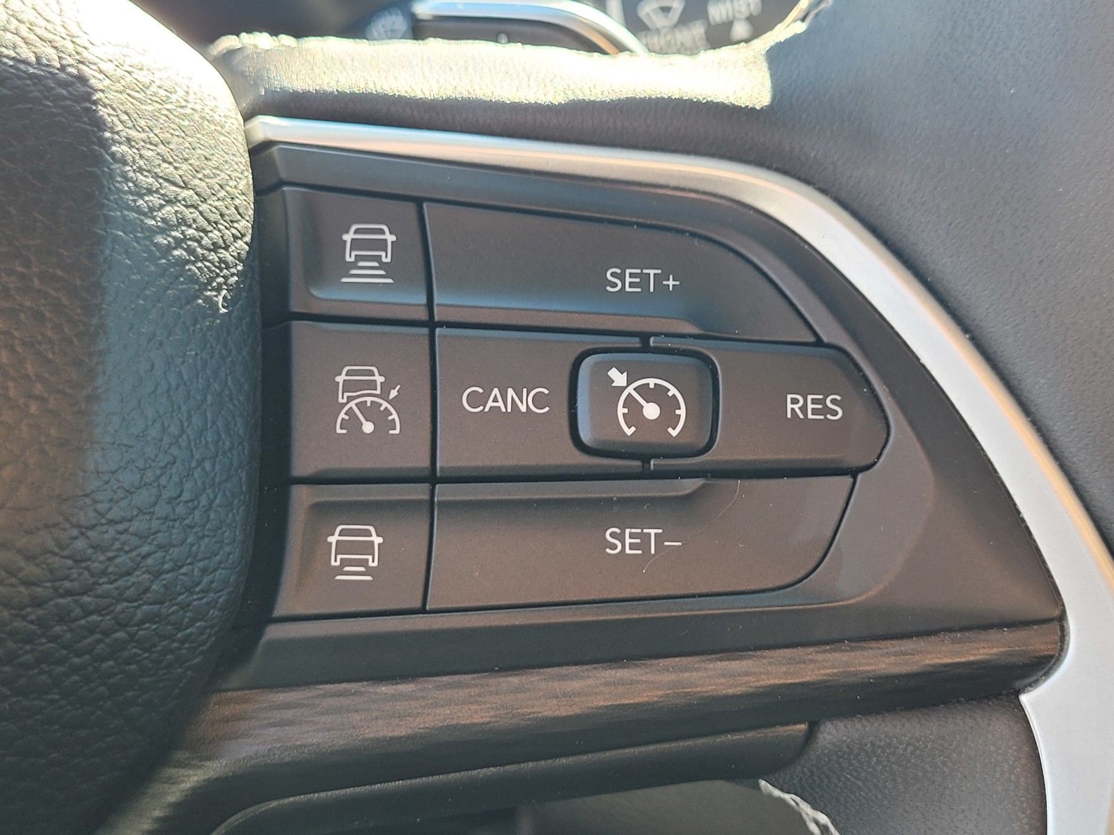 Used 2023 White Jeep Laredo image 25