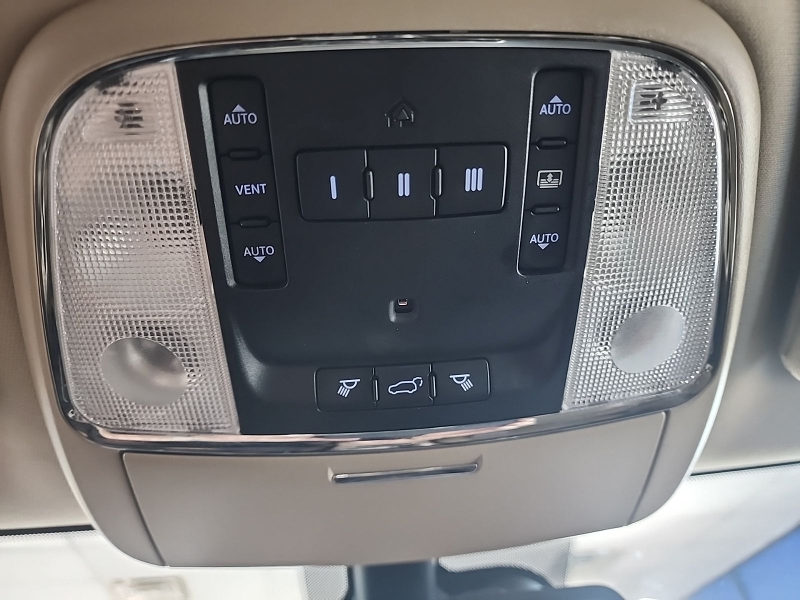Used 2014 Bright White Clearcoat Jeep Overland image 29