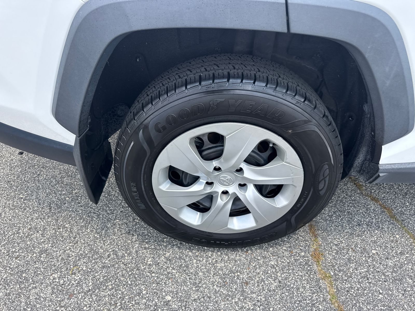 Used 2019 White Toyota LE image 17