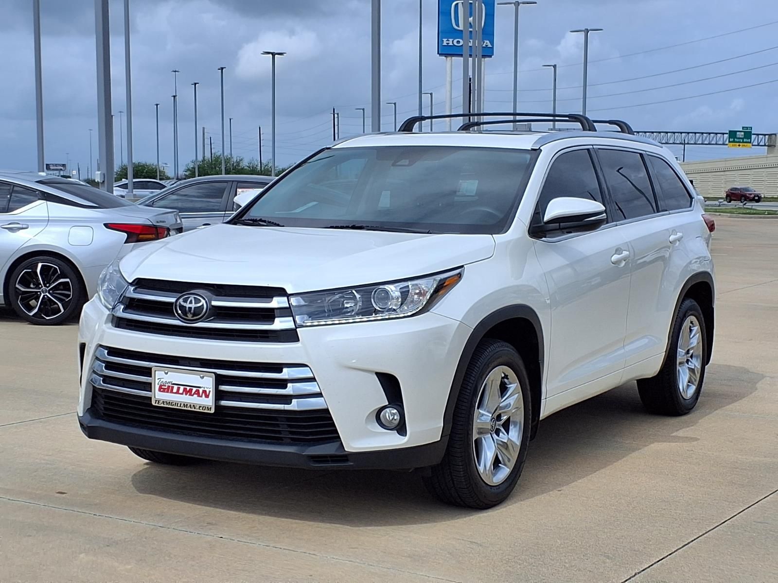 View vehicle photo 4