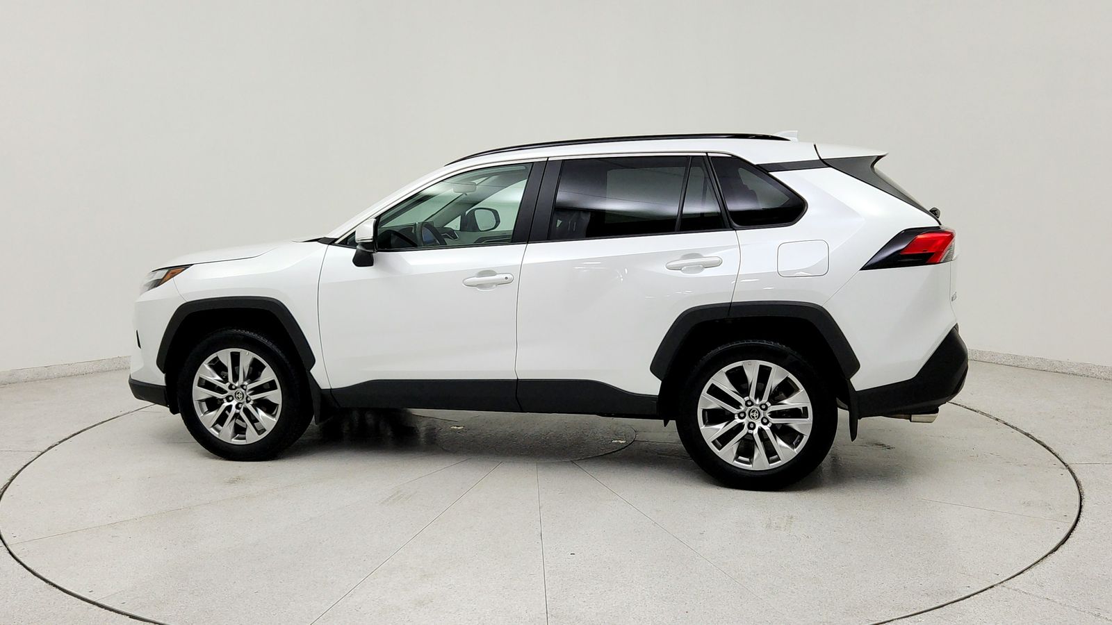 Used 2025 Beige Toyota XLE Premium image 4