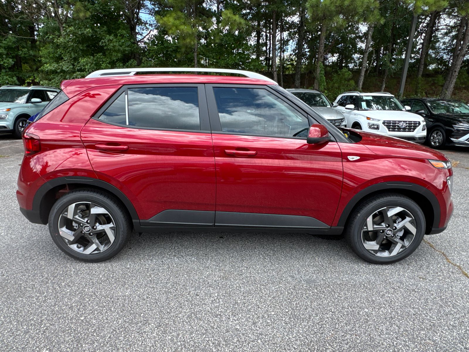 2025 Hyundai Venue SEL photo 4