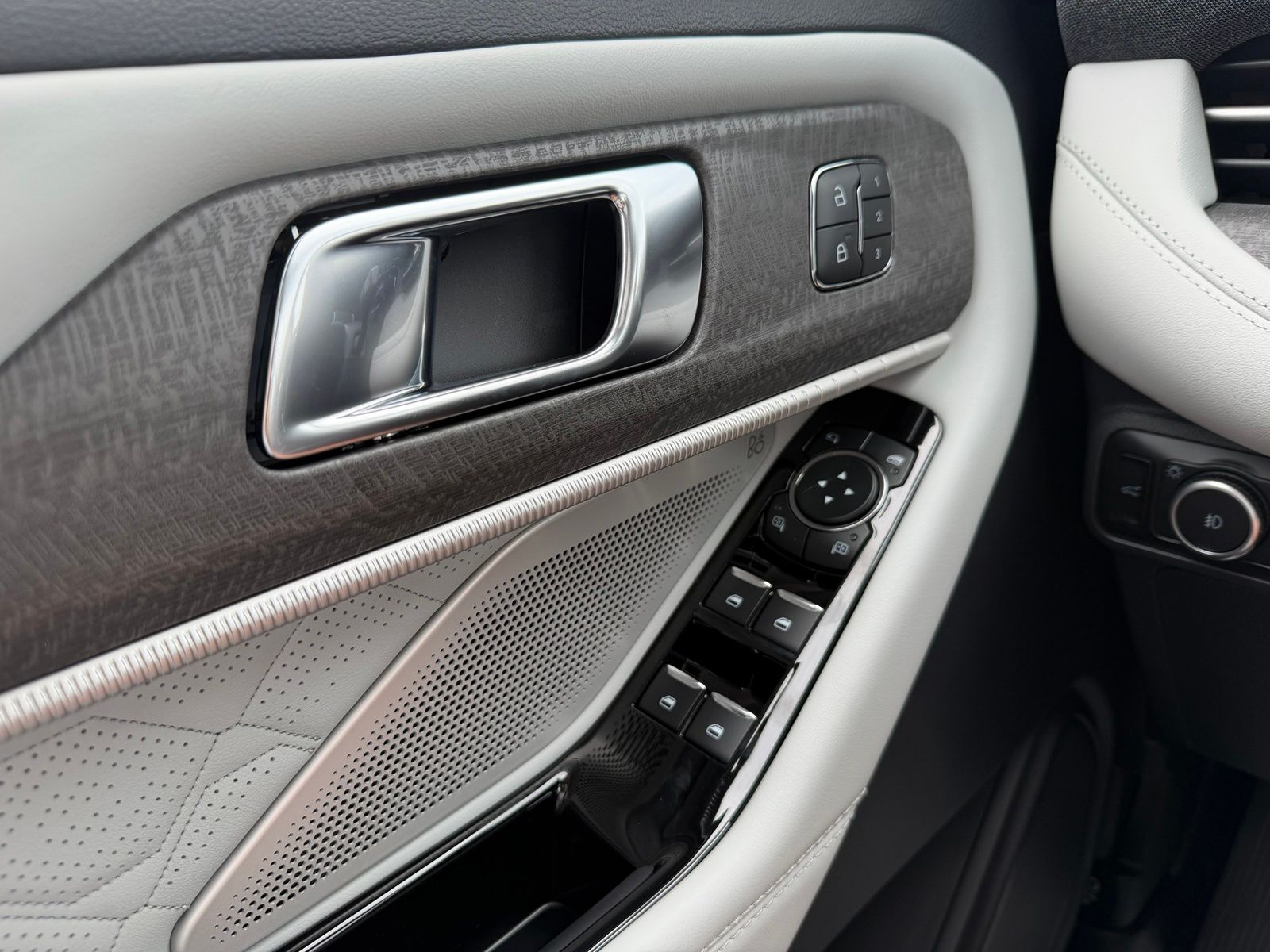 2026 Ford Explorer image 25
