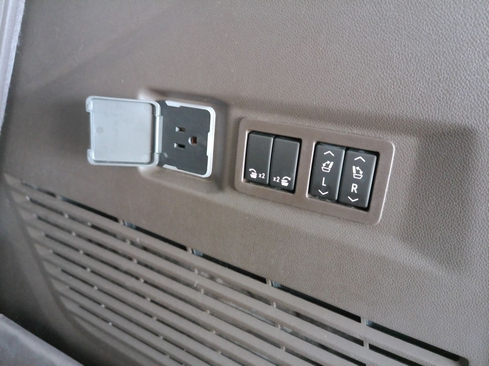 Used 2024 Silver GMC SLT image 29