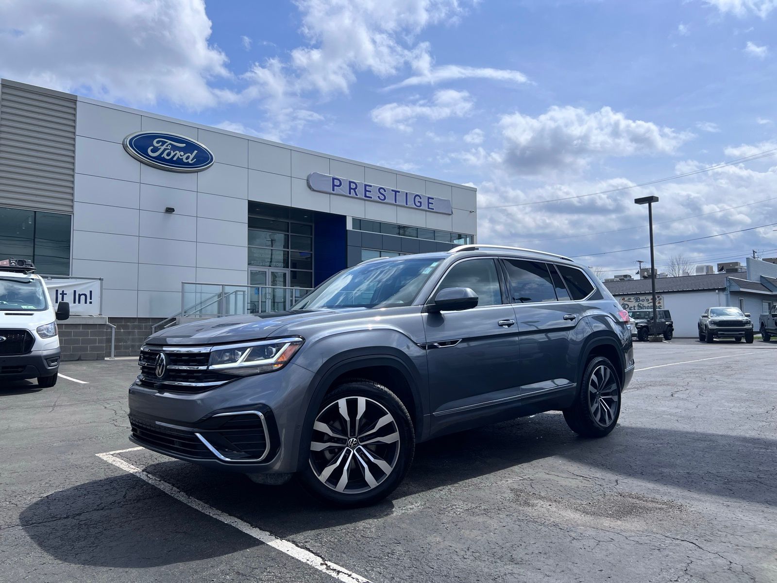 Platinum Gray Metallic 2023 Volkswagen Atlas 3.6L SEL Premium R-Line 4Motion AWD SUV / Crossover All-Wheel Drive 8-Speed Automatic