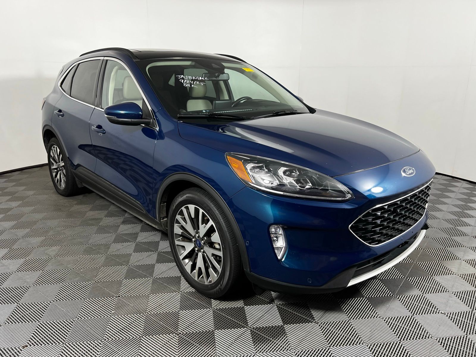 Thumbnail: 2020 Ford Escape - 3
