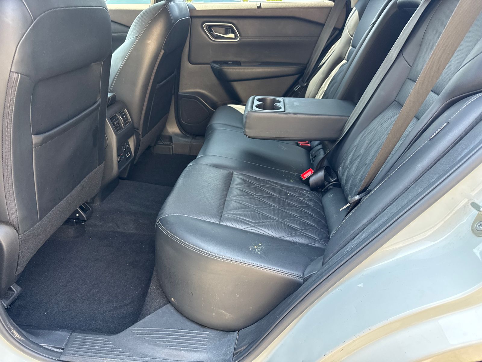 Used 2022 White Nissan Platinum image 21
