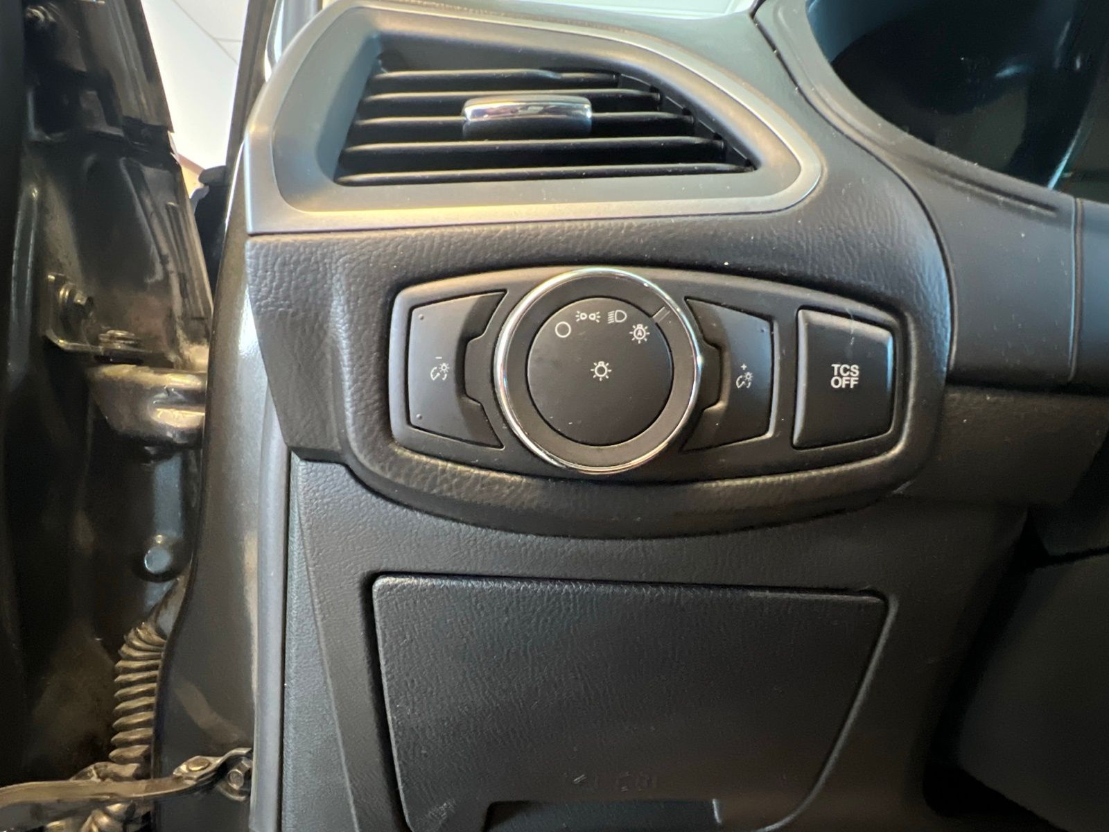Certified Used 2020 Magnetic Metallic Ford SE image 21