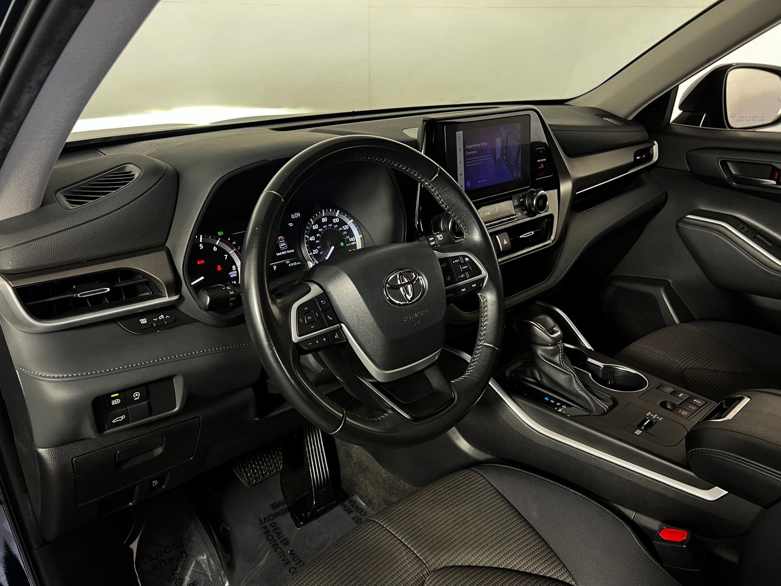 Thumbnail: 2023 Toyota Highlander - 12