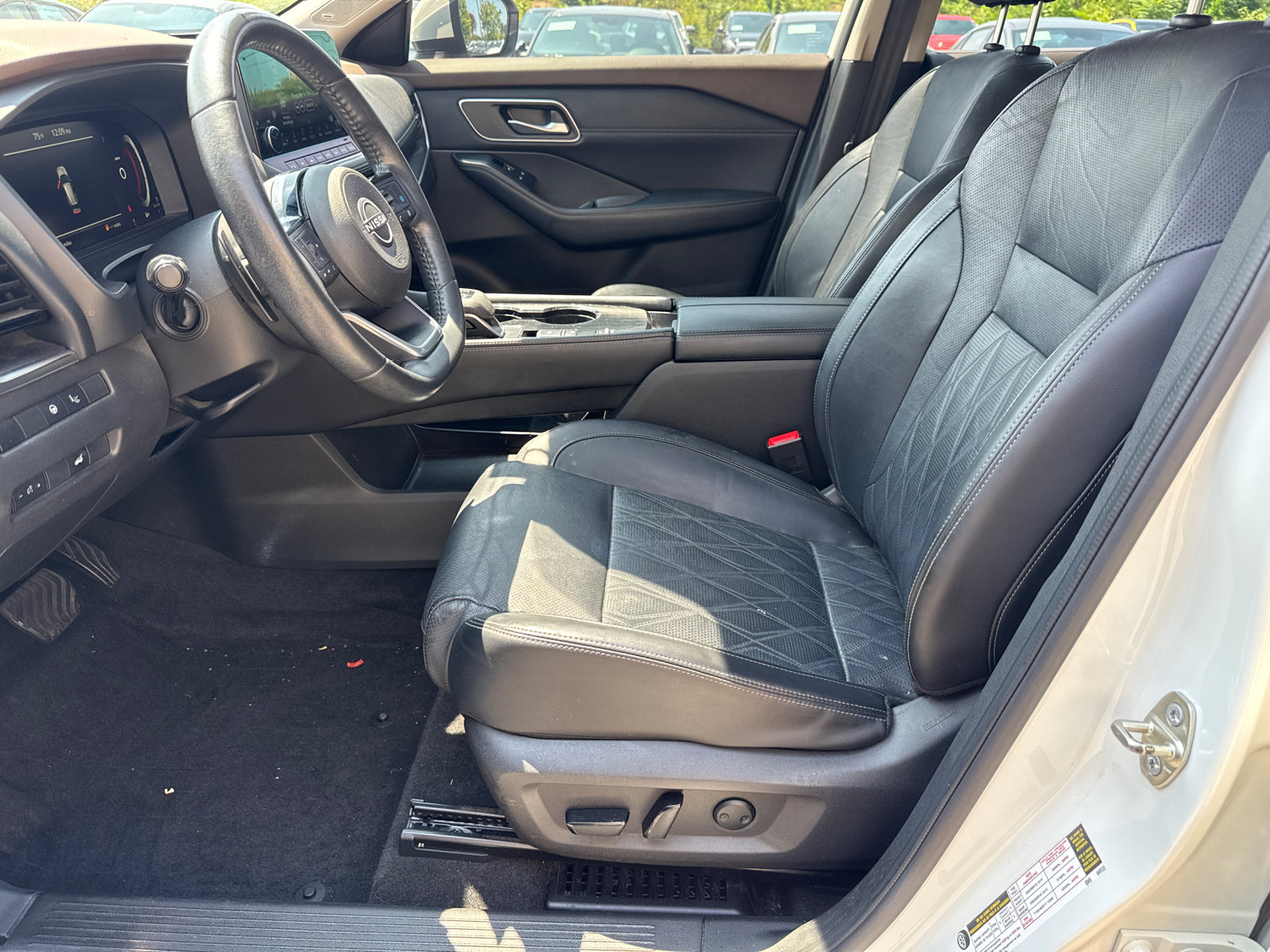 Used 2022 White Nissan Platinum image 9