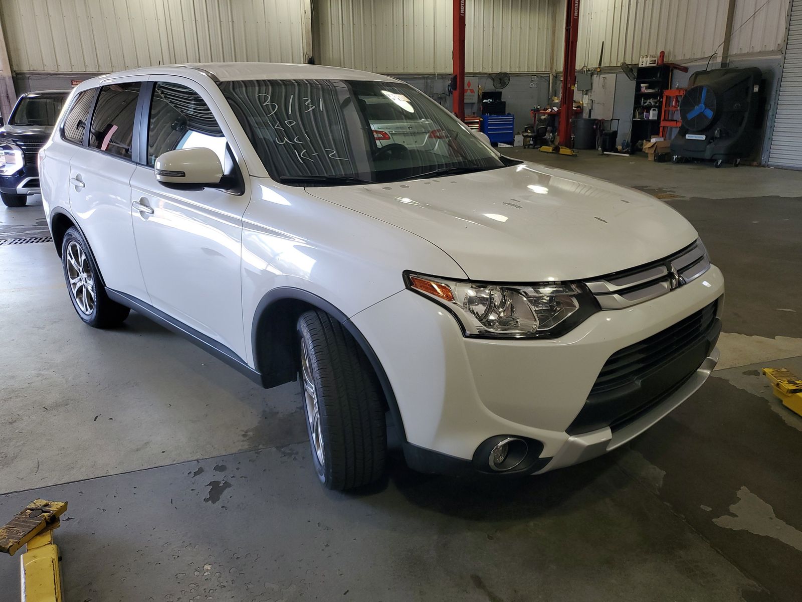 White 2015 Mitsubishi Outlander SE AWD SUV / Crossover All-Wheel Drive Continuously Variable Transmission