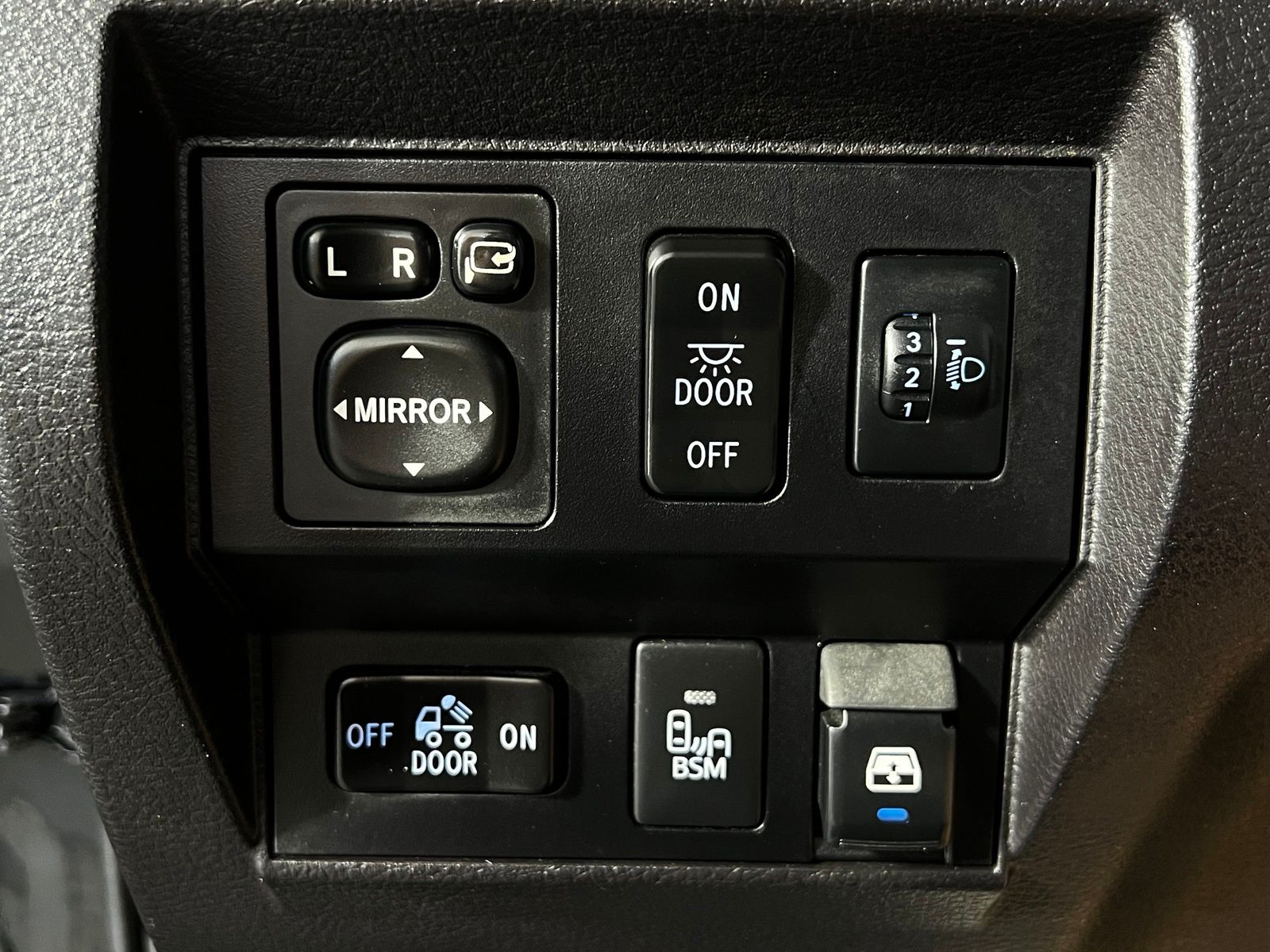 Thumbnail: 2016 Toyota Tundra - 24