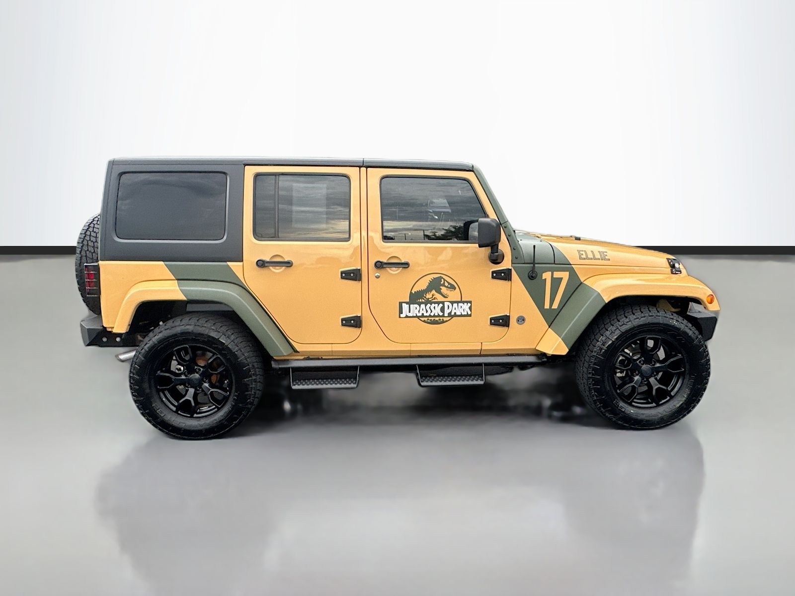 Used 2013 Beige Jeep Unlimited Sahara image 8