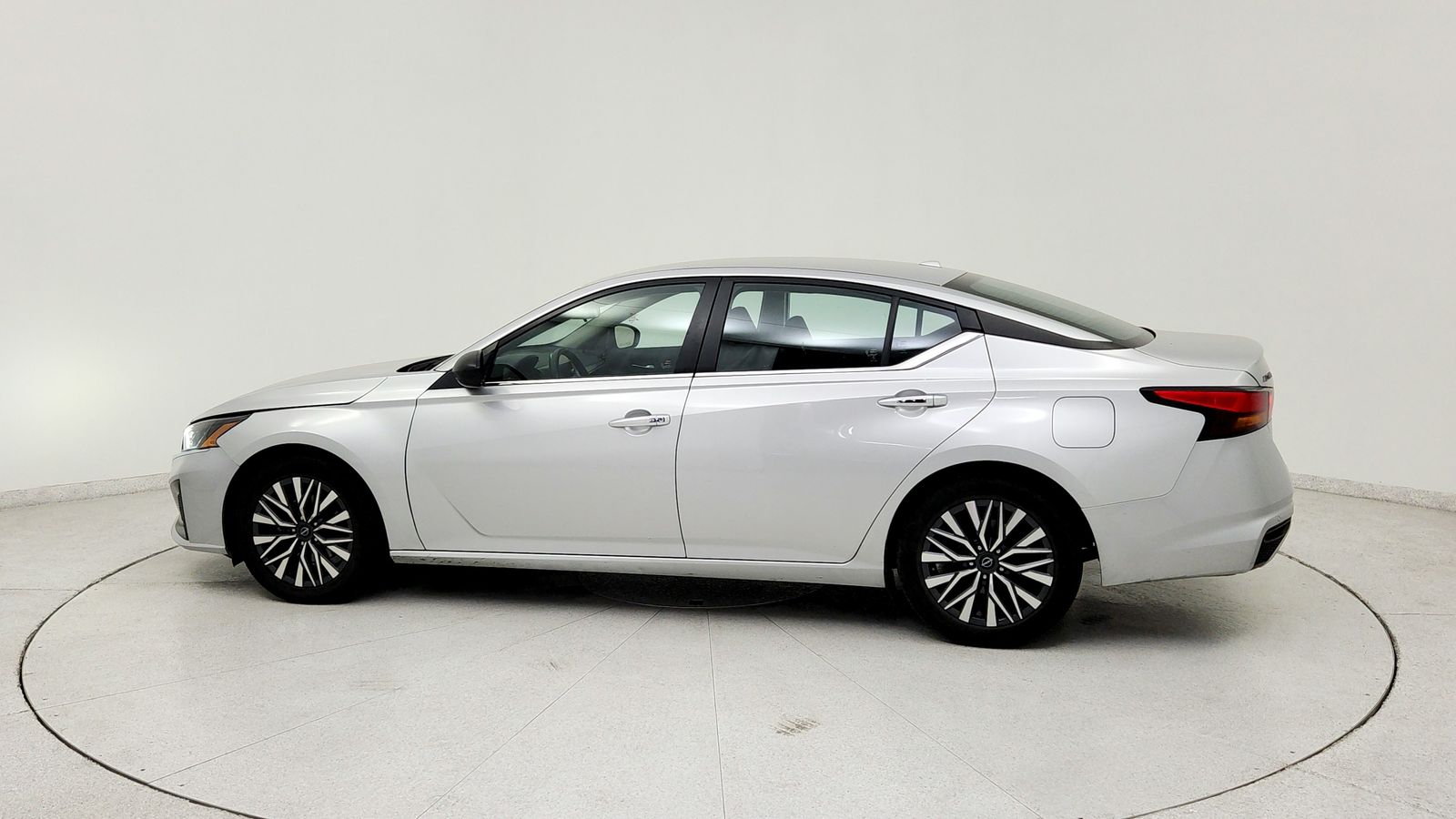 Used 2024 Silver Nissan 2.5 SV image 4