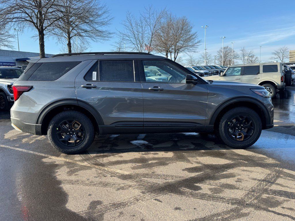 New 2026 Carbonized Gray Metallic Ford Tremor image 5