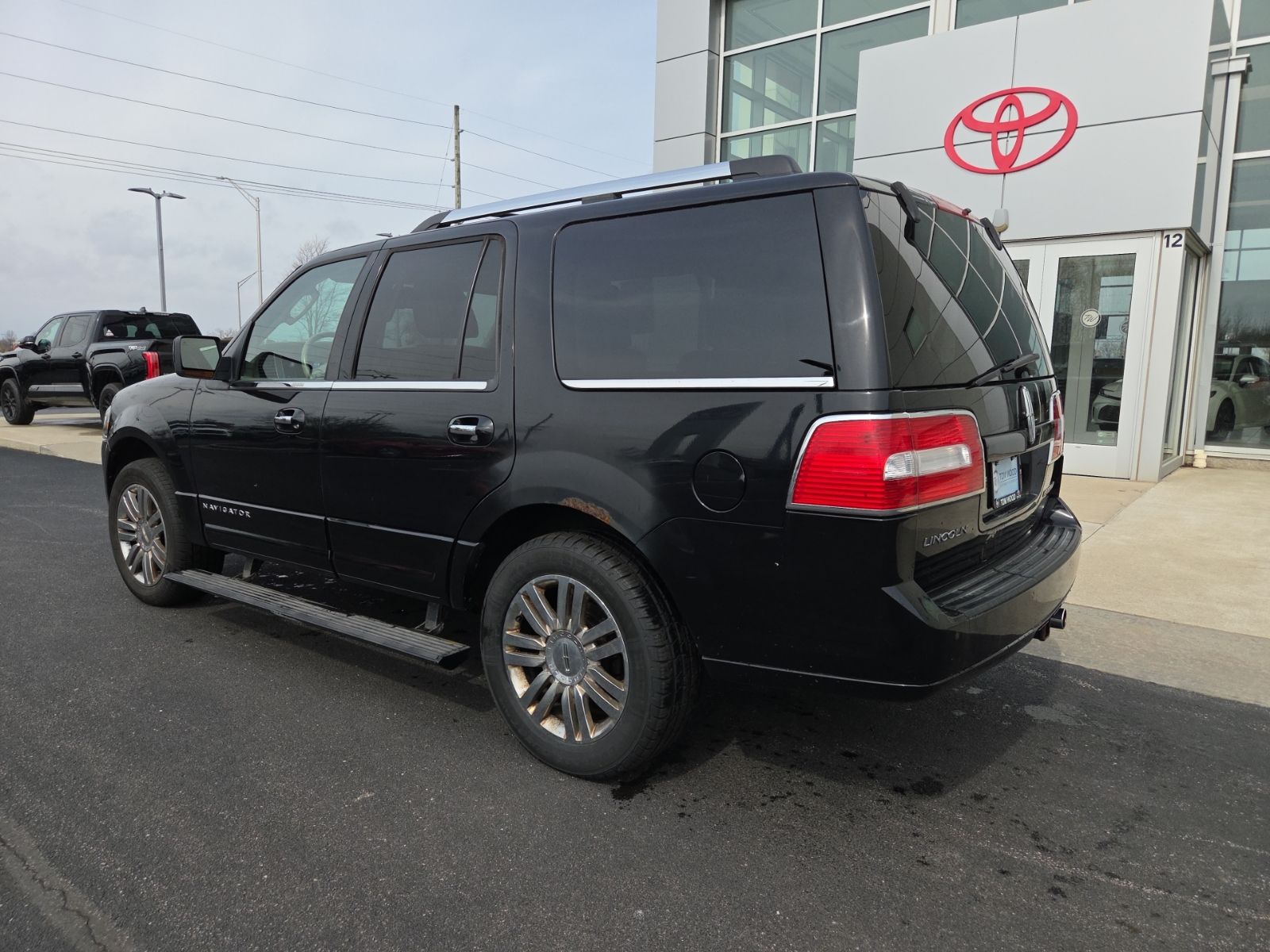 used 2009 Lincoln Navigator car, priced at $6,900
