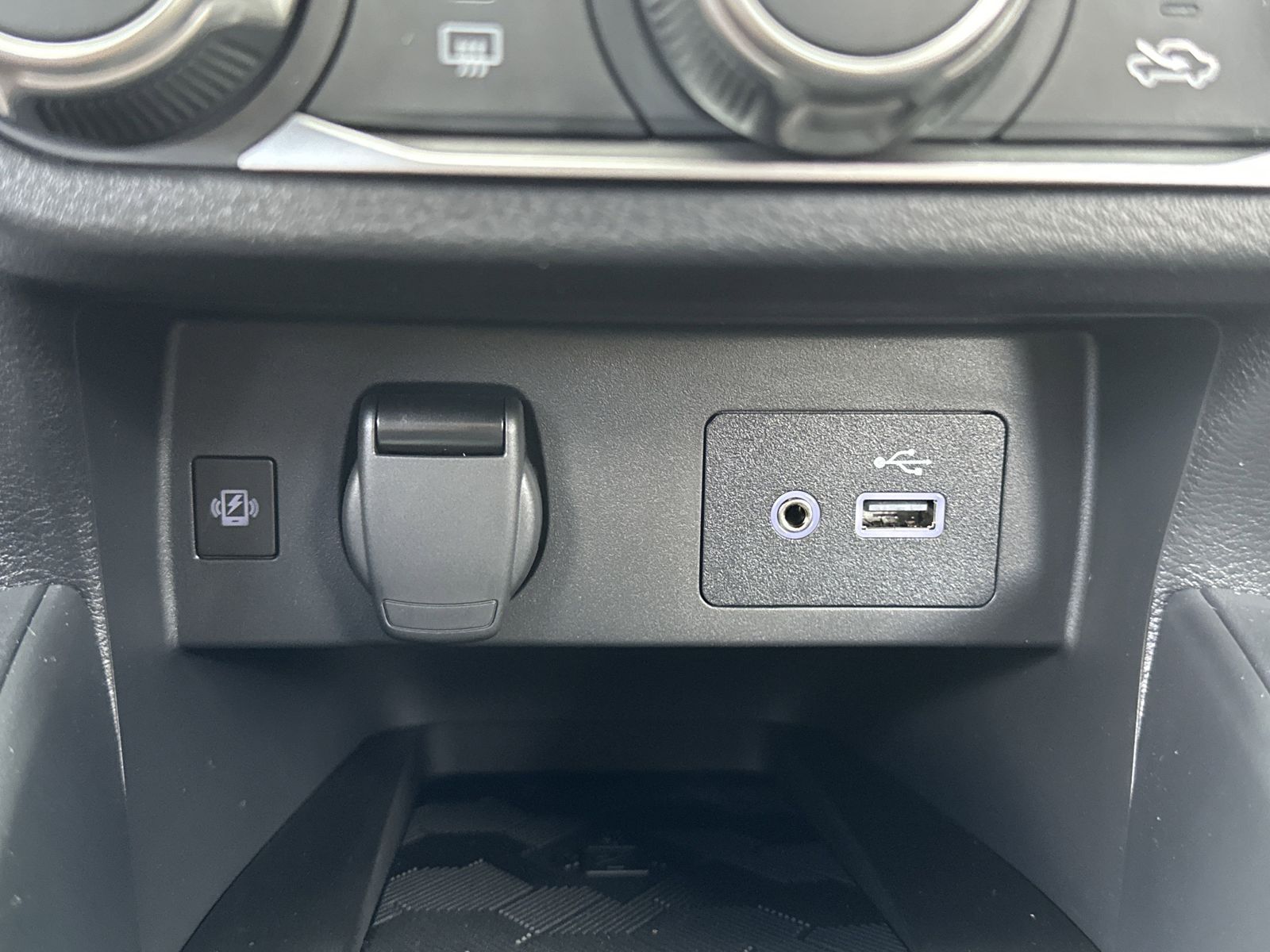 2025 Nissan Versa 1.6 SV photo 7