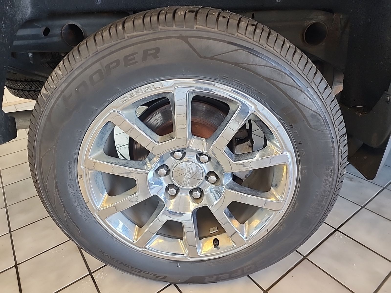 Used 2018 Onyx Black GMC Denali image 27