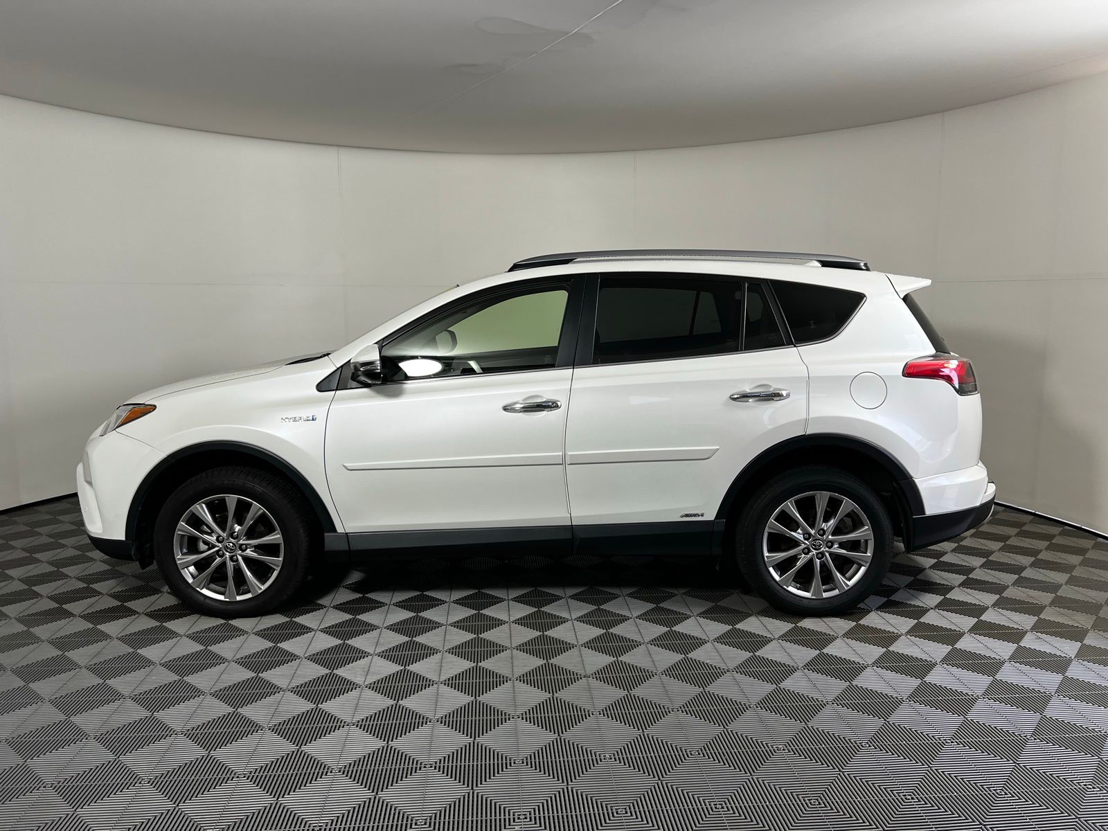Thumbnail: 2018 Toyota RAV4 - 8