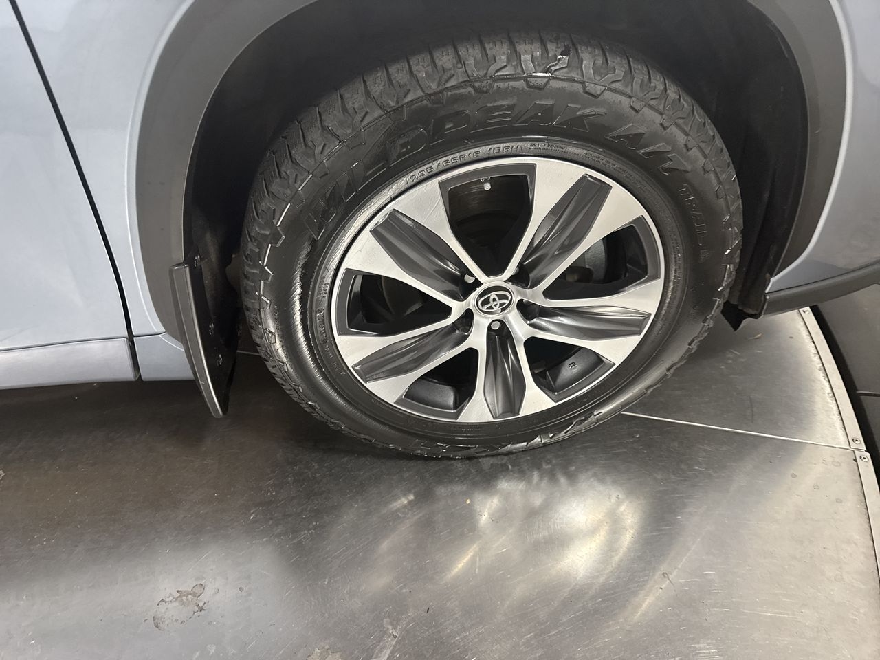2021 Toyota Highlander XLE photo 13