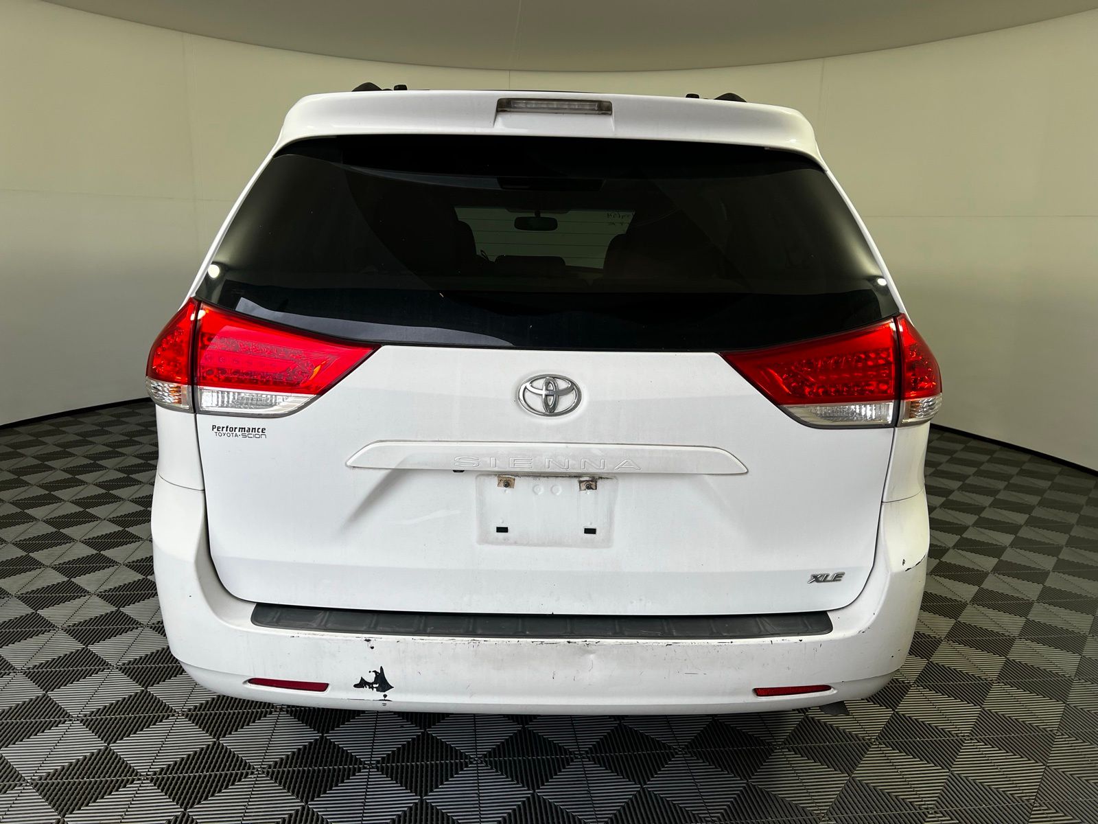 Thumbnail: 2011 Toyota Sienna - 6