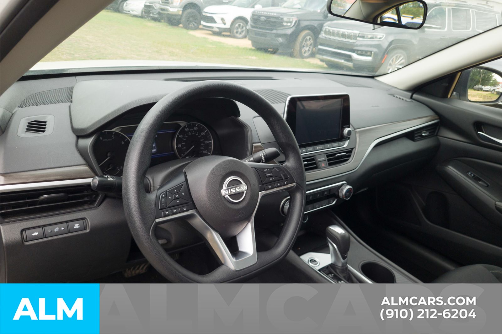 Used 2025 Glacier White Nissan 2.5 SV image 6