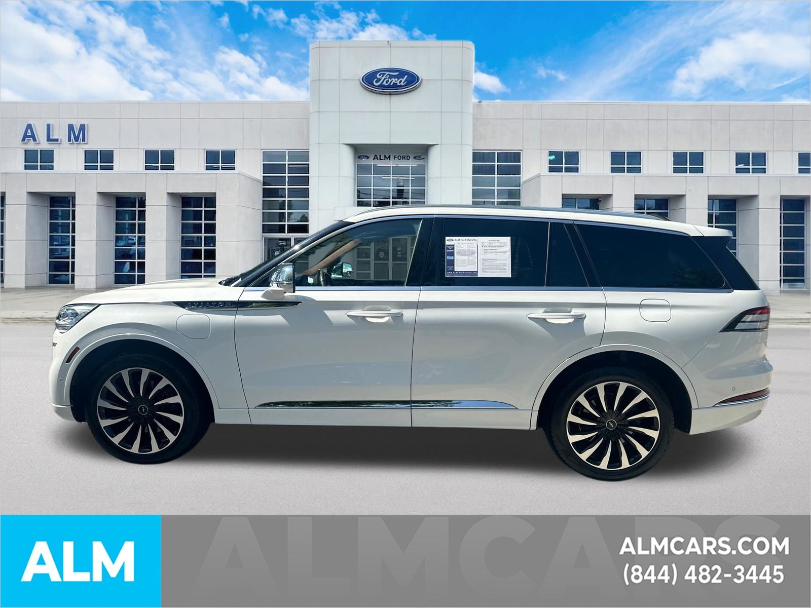 Used 2022 White Lincoln Black Label Grand Touring image 9