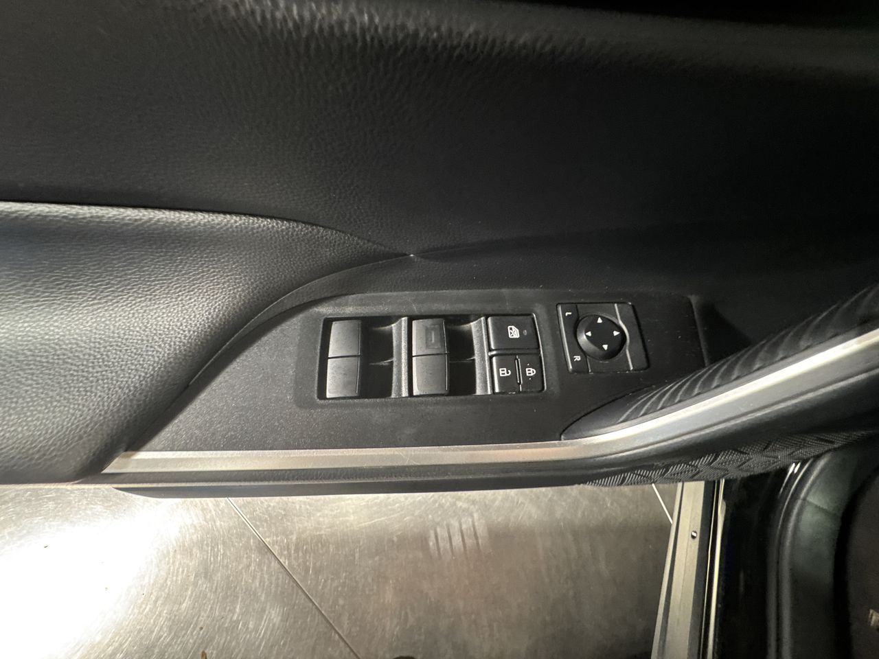 2019 Toyota RAV4 Hybrid XLE photo 18