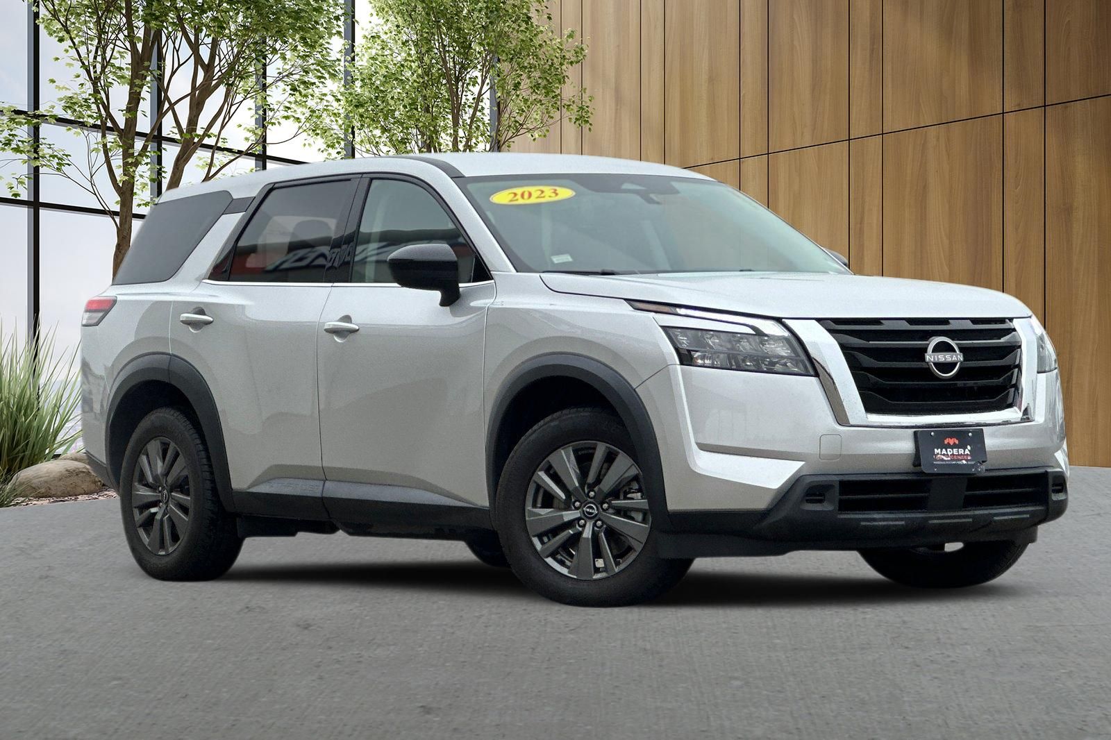 View vehicle photo 2